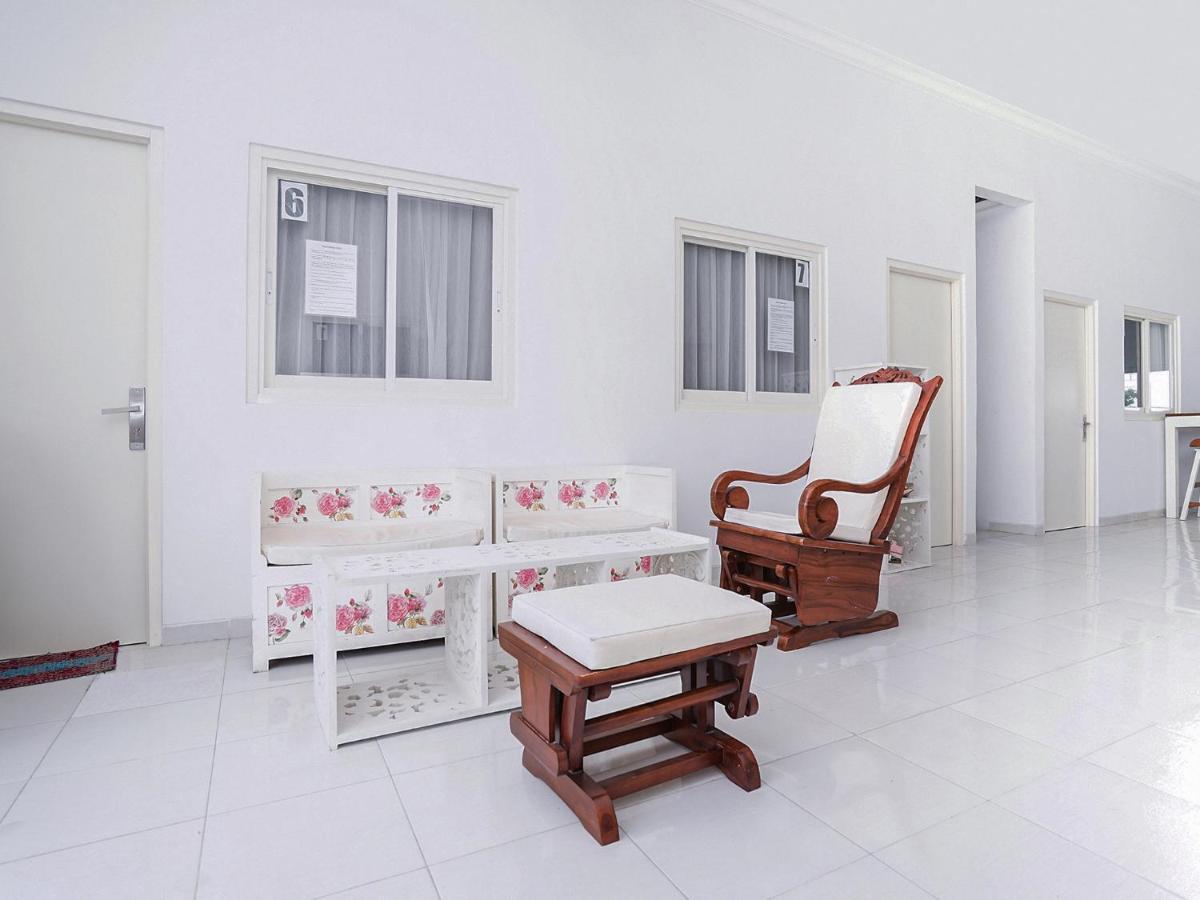 Oyo 747 Cipunegara Residence Surabaia Exterior foto